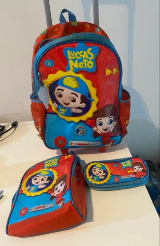 Mochila de rodinhas + lancheira + estojo Luccas neto original
