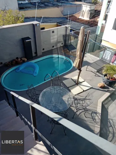 EXCELENTE CASA COM PISCINA, AMPLO ESCRITÓRIO E MUITO ESPAÇO!