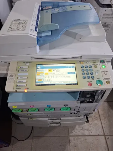 Impressora laser Ricoh Aficio MP C2051 no estado