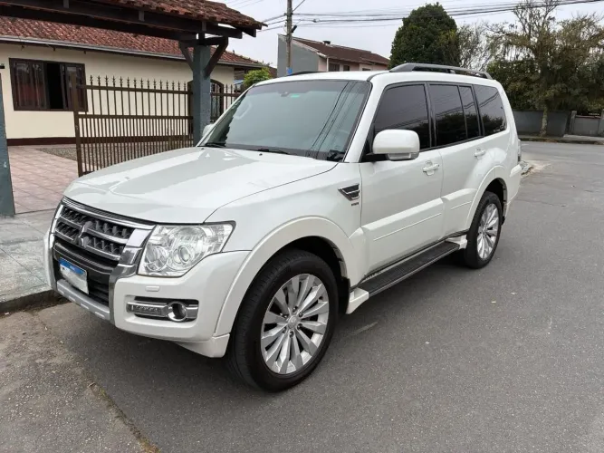 Mitsubishi Pajero HPE Full 3.2 4X4 T.i.dies. 5P AUT 2016