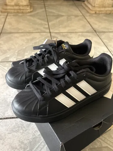 Tênis Adidas 