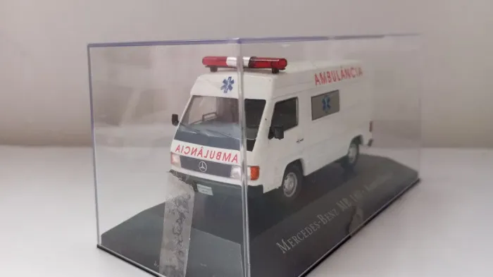 Miniatura colecionável ambulância MB