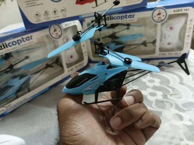 Helicóptero de controle remoto a bateria