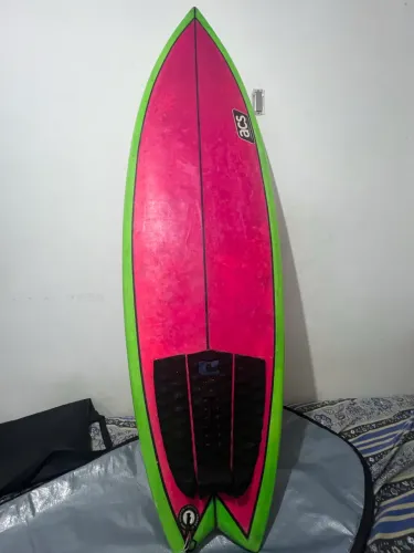 Prancha de Surf ACS 5.11 36L + Quilhas, Leash Novo e Capa Nova