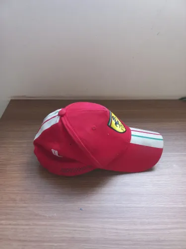 Boné Ferrari.
