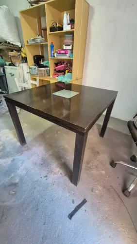 Mesa quadrada 4 lugares (sem as cadeiras)