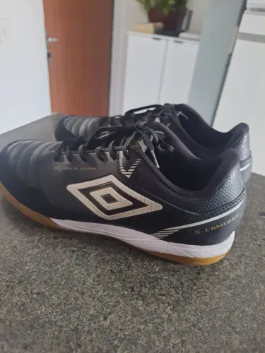 Chuteira society umbro 