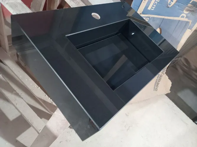 Pia esculpida no porcelanato preto Nero 