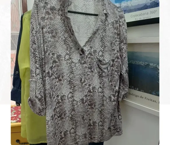 Blusa estampa cobra rosa