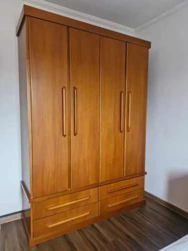 Guarda Roupa de madeira Maçiça