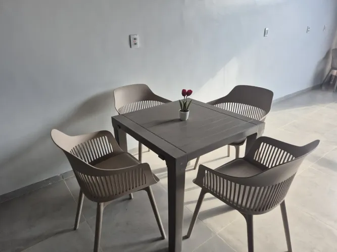 10 conjuntos de mesa com 4 cadeiras cada