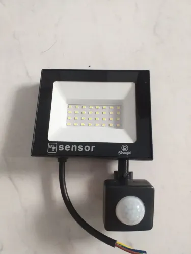 REFLETORES COM SENSOR DE PRESENÇA 50W AUMETE A SEGURANÇA  DE SUA CASA / COMÉRCIO BAR ES