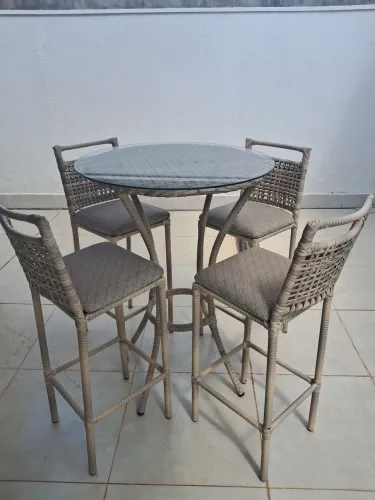 Mesa bistrô bar com tampo de vidro e 4 banquetas