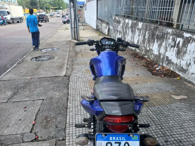 Vendo essa moto tá alienada mais tá top de tudo
