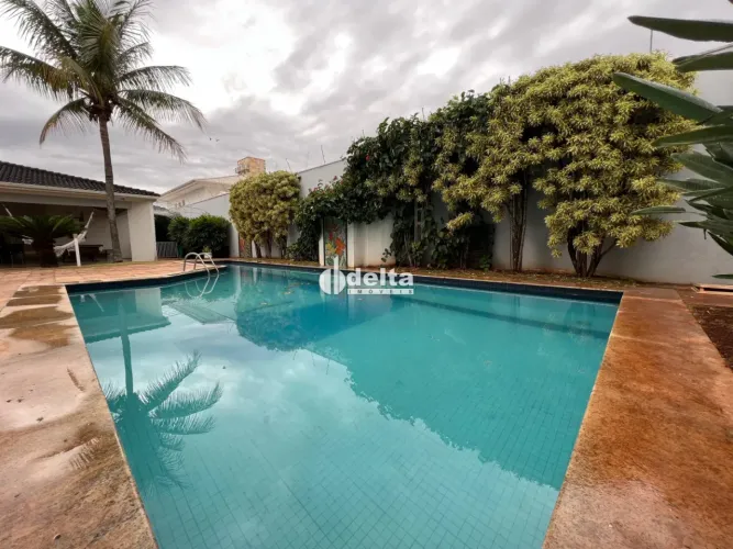 Casa residencial com 5 quartos disponível para venda no bairro Morada da Colina em Uberlân