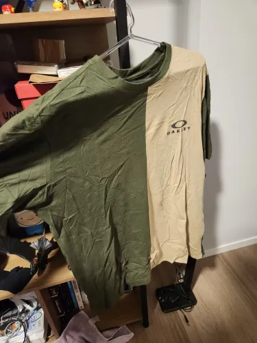 Camiseta verde e marrom OAKLEY