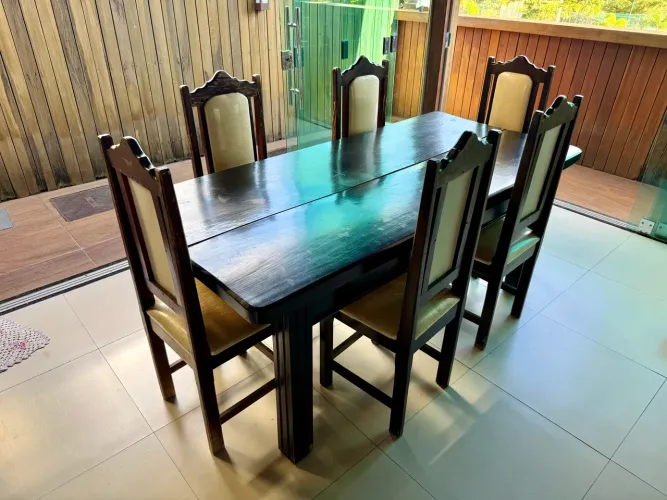 Mesa de Madeira com 6 cadeiras