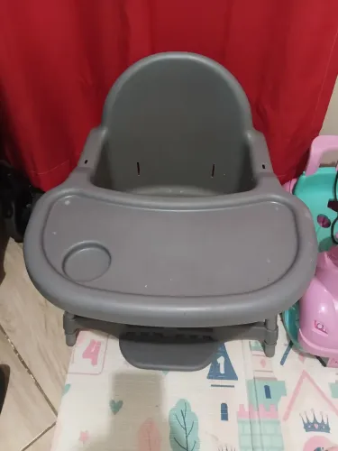 Cadeirinha infantil , com cinto segurança e pés pra alevar