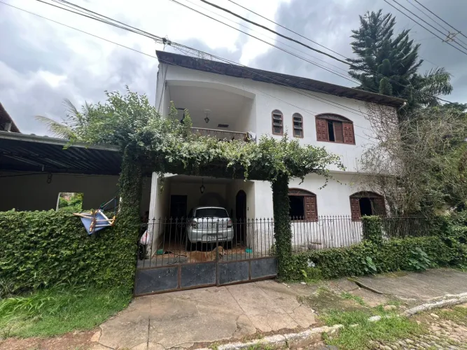 Casa ampla em condomínio fechado com piscina - Excelente oportunidade!