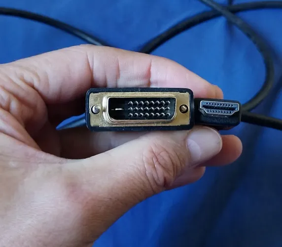 Cabo DVI macho para HDMI medindo 2 metro usado em bom estado..