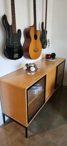 Buffet de compensado naval e vidro canelado estilo industrial 