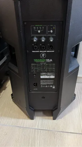 Caixa Mackie Thump 15a