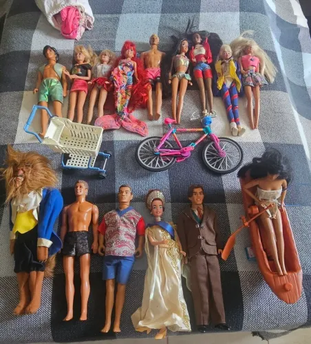 Barbie e persinagens da Disney anos 90 colecionáveis