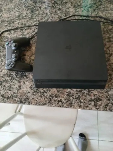 PlayStation 4 slim 1TB + dois jogos
