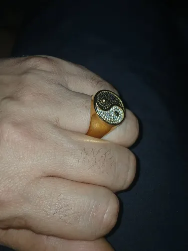 Vendo dedeira masculina símbolo yin-yang em moeda antiga