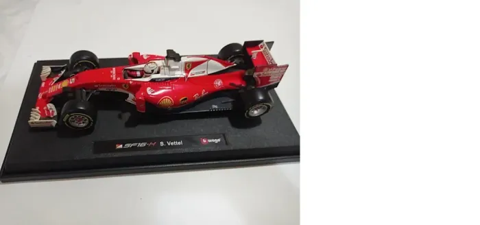Ferrari SF16 S.Vettel Burago escala 1/18