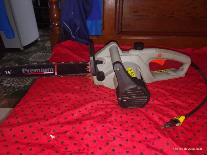 Vendo uma moto serra Eletrica semi nova