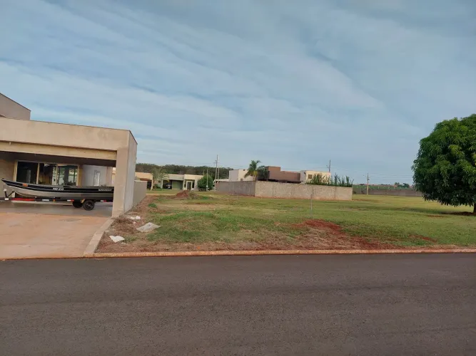 Terreno - condomínio BRISAS DE PARANAPANEMA em Alvorada do Sul/PR