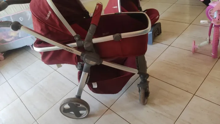 Carrinho Moisés e bebê forto