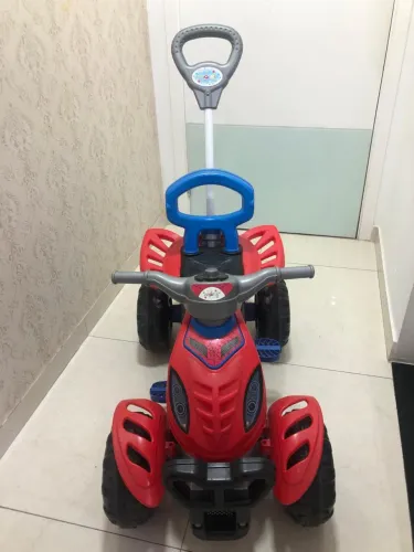 Quadriciclo infantil Spider Man azul e vermelho