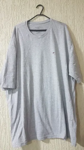 camiseta tommy hilfger gg2 extra grande cor cinza, largura 67 cm.x 2 e comprimento 83 cm