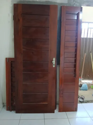 Porta com bandeirola madeira massaranduba