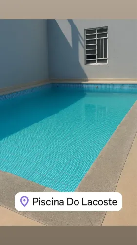 Salão de festa com piscina