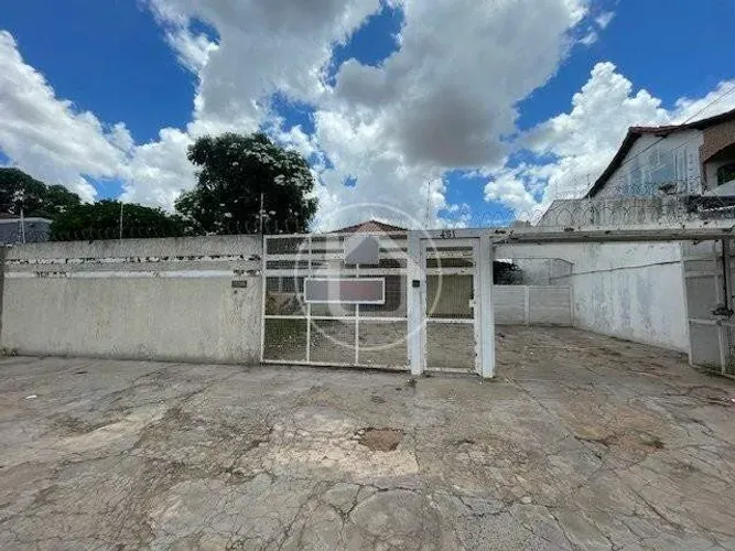 CASA COM TERRENO GRANDE NA VILA BANDEIRANTES