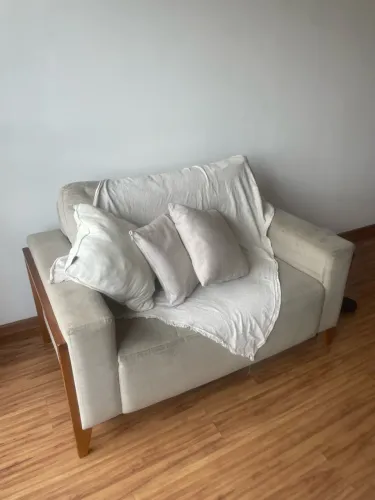 SOFÁ BEGE DE 2 LUGARES COM ALMOFADAS INCLUSAS
