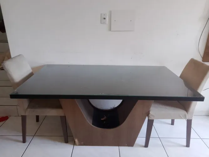 Mesa de 6 lugares com cadeiras