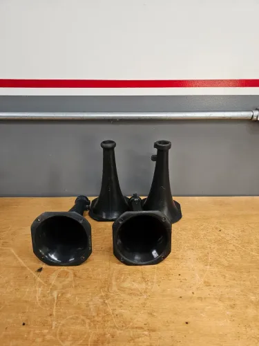 Kit com 4 Cornetas Plásticas Longas para Driver - Som Automotivo / Paredão