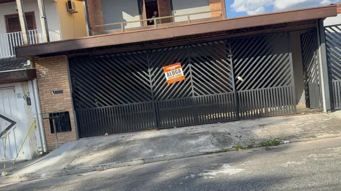 Casa com Edicula para locação tem 125 metros quadrados com 3 quartos