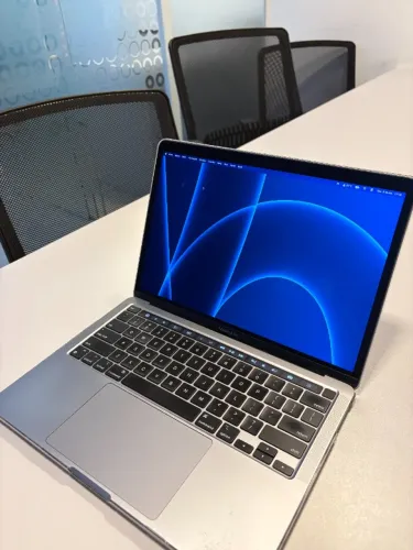 MacBook Pro 13" M2 com Touch Bar - 8GB RAM - 256GB