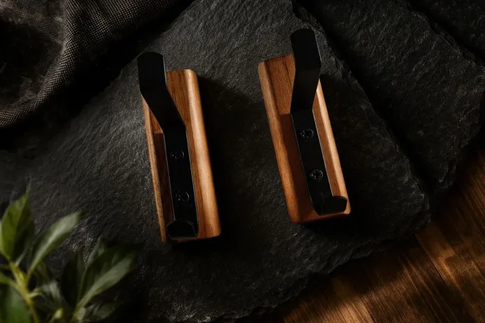 Duo de cabideiros artesanais. Em madeira nobre Muricatiara. Gancho de aço inoxidáve.  Novo