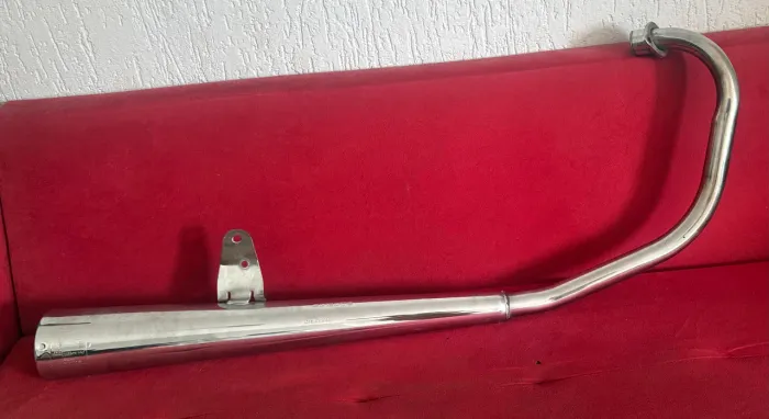 Escapamento cromado original de marca GEMOTO