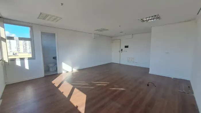 Conjunto comercial com ar-condicionado, 35 metros quadrados, 2 banheiros e uma vaga
