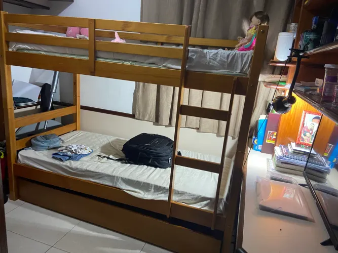 Beliche com cama auxiliar S/Colchões (Madeira) menos de um ano de uso(semi nova)