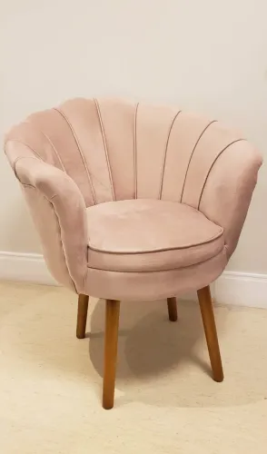 Poltrona estofada em veludo rosé