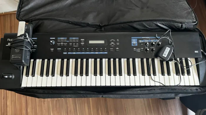 Roland JUNO-D 61 Teclas + Capa Original/Proteção