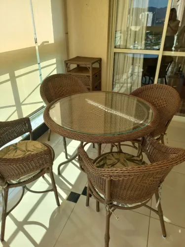 Mesa de vime com 4 cadeiras!